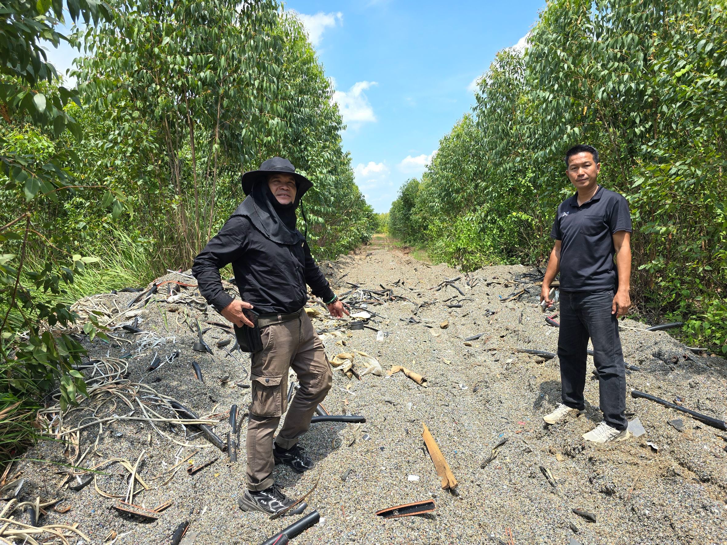 title - วันที่ 24 กรกฎาคม 2569 นายวิทูล ประดิษฐบุญ ปฏิรูปที่ดินจังหวัดปราจีนบุรี มอบหมายให้ นายลิขิต ผันผ่อน ผู้อำนวยการกลุ่มกฎหมาย และเจ้าหน้าที่ ส.ป.ก.ปราจีนบุรี ลงพื้นที่ติดตามปัญหา การลักลอบขนขยะกากของเสียอุตสาหกรรม พื้นที่กบินทร์บุรี